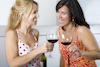 Красное вино не всегда хорошо влияет на состояние полости рта. 