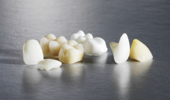 Пластмассовые коронки на зубы, их особенности