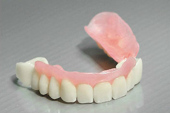Зубные протезы без нёба, их виды и преимущества